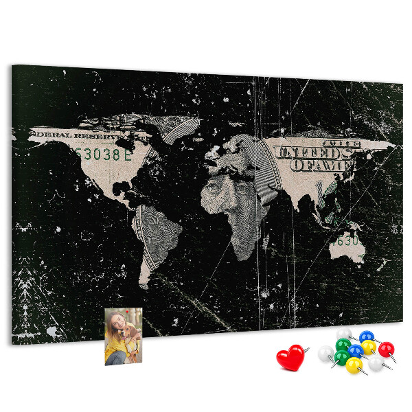 Lavagna di sughero con mappa del mondo su sfondo banconota da un dollaro