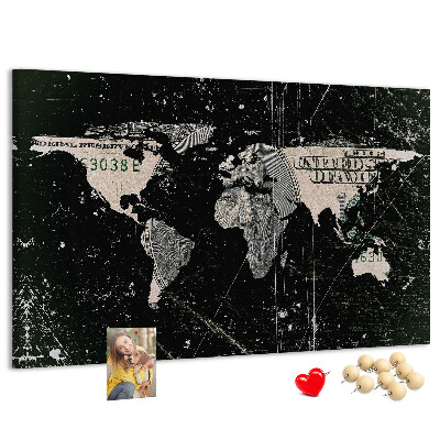Lavagna di sughero con mappa del mondo su sfondo banconota da un dollaro