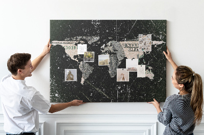 Lavagna di sughero con mappa del mondo su sfondo banconota da un dollaro