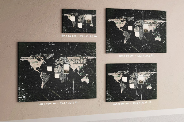 Lavagna di sughero con mappa del mondo su sfondo banconota da un dollaro