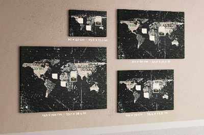 Lavagna di sughero con mappa del mondo su sfondo banconota da un dollaro