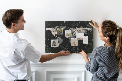 Lavagna di sughero con mappa del mondo su sfondo banconota da un dollaro