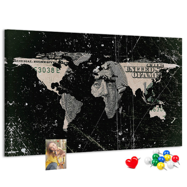 Lavagna di sughero con mappa del mondo su sfondo banconota da un dollaro