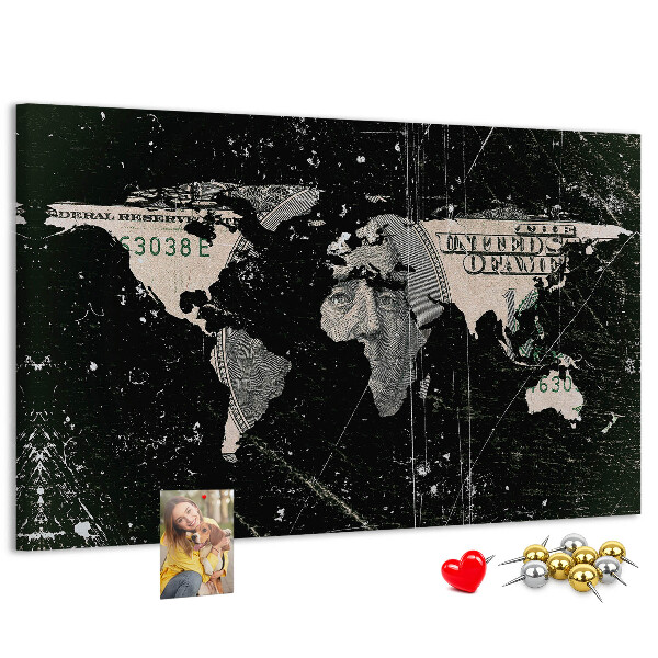 Lavagna di sughero con mappa del mondo su sfondo banconota da un dollaro
