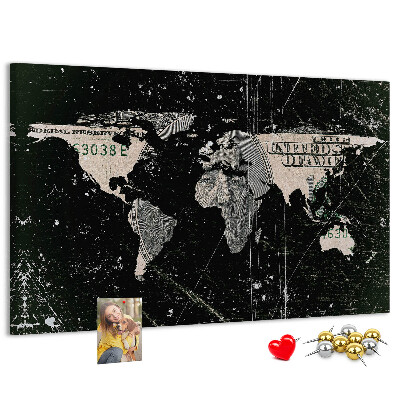 Lavagna di sughero con mappa del mondo su sfondo banconota da un dollaro