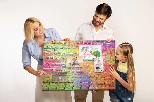 Bacheca in sughero con stampa effetto muro di mattoni colorati arcobaleno