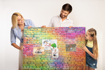 Bacheca in sughero con stampa effetto muro di mattoni colorati arcobaleno