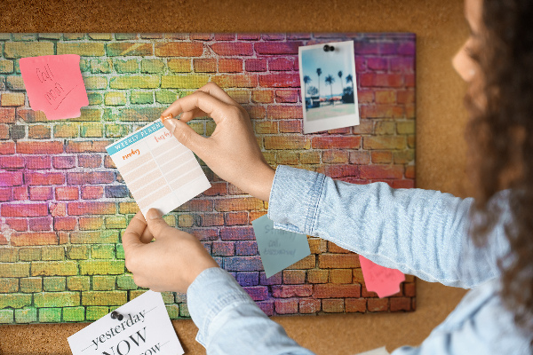 Bacheca in sughero con stampa effetto muro di mattoni colorati arcobaleno