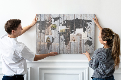 Bacheca in sughero con stampa di una mappa del mondo su sfondo di assi di legno