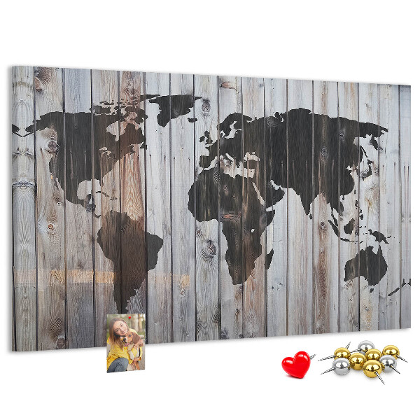 Bacheca in sughero con stampa di una mappa del mondo su sfondo di assi di legno