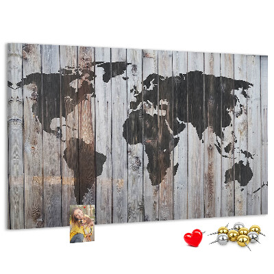 Bacheca in sughero con stampa di una mappa del mondo su sfondo di assi di legno