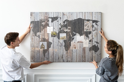Bacheca in sughero con stampa di una mappa del mondo su sfondo di assi di legno