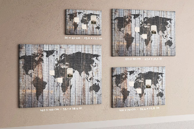 Bacheca in sughero con stampa di una mappa del mondo su sfondo di assi di legno