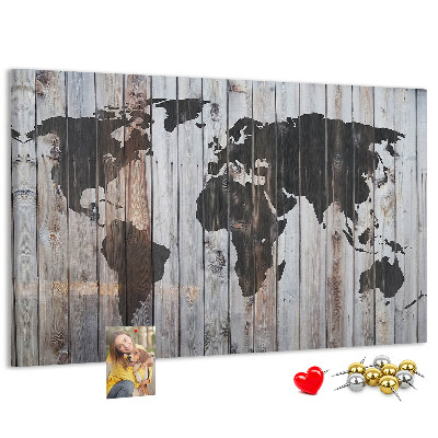 Bacheca in sughero con stampa di una mappa del mondo su sfondo di assi di legno