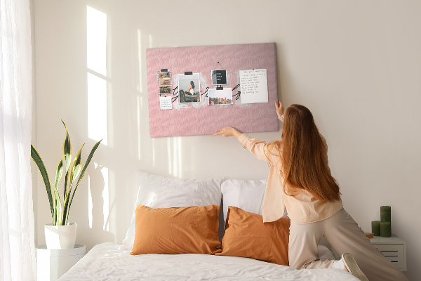 Lavagna di sughero con grafica Amore per se stessi su sfondo rosa