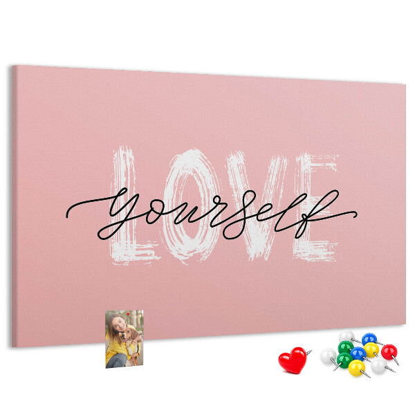 Lavagna di sughero con grafica Amore per se stessi su sfondo rosa