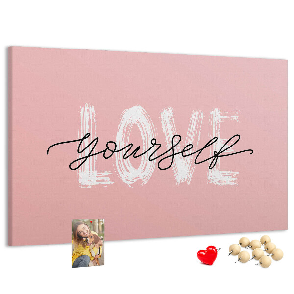 Lavagna di sughero con grafica Amore per se stessi su sfondo rosa