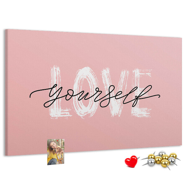 Lavagna di sughero con grafica Amore per se stessi su sfondo rosa