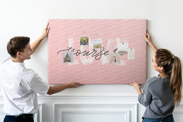 Lavagna di sughero con grafica Amore per se stessi su sfondo rosa