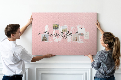 Lavagna di sughero con grafica Amore per se stessi su sfondo rosa