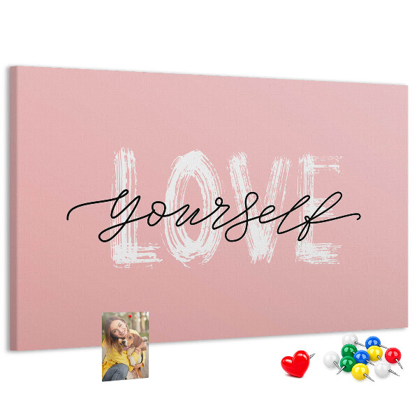 Lavagna di sughero con grafica Amore per se stessi su sfondo rosa