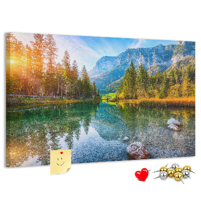 Bacheca in sughero con stampa di un pittoresco paesaggio montano con lago
