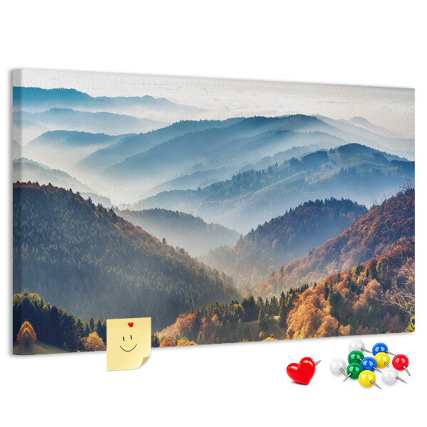 Lavagna di sughero con stampa di montagne pittoresche in un paesaggio autunnale