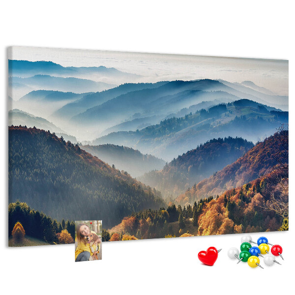 Lavagna di sughero con stampa di montagne pittoresche in un paesaggio autunnale