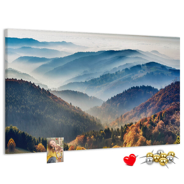 Lavagna di sughero con stampa di montagne pittoresche in un paesaggio autunnale