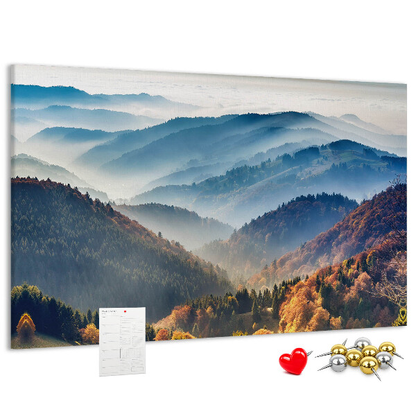Lavagna di sughero con stampa di montagne pittoresche in un paesaggio autunnale