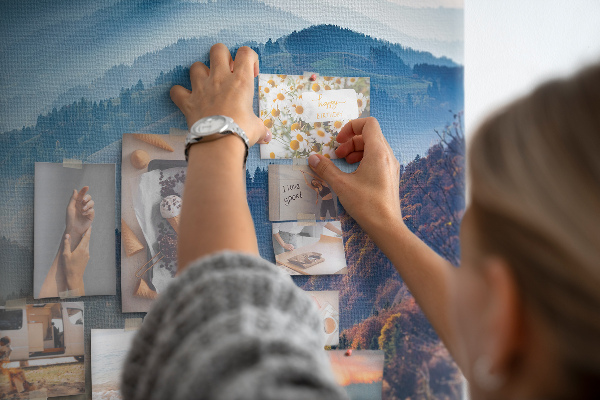 Lavagna di sughero con stampa di montagne pittoresche in un paesaggio autunnale