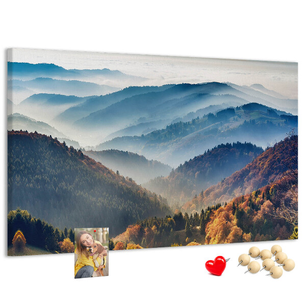 Lavagna di sughero con stampa di montagne pittoresche in un paesaggio autunnale