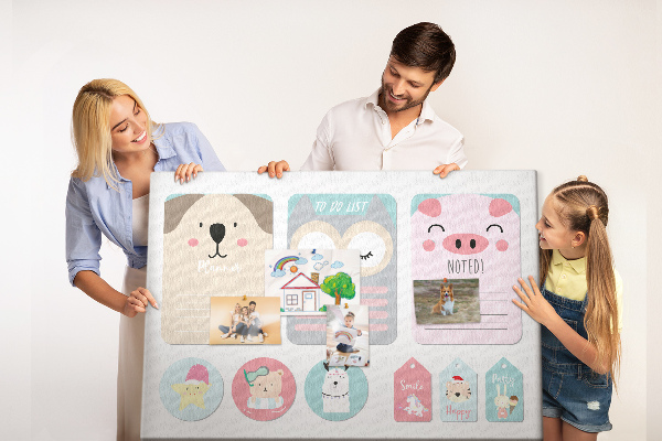 Lavagna di sughero con design a quaderni colorati e animali