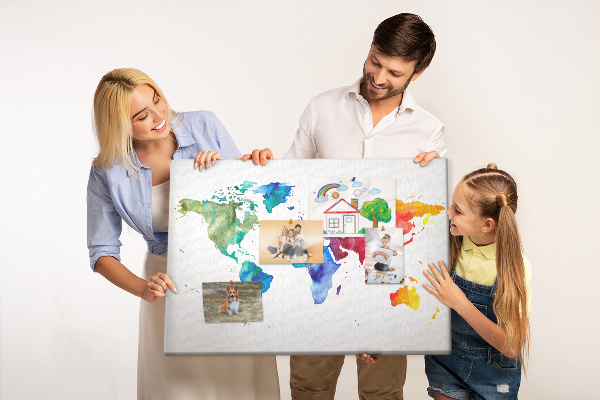 Bacheca in sughero mappa del mondo con colori vivaci effetto acquerello