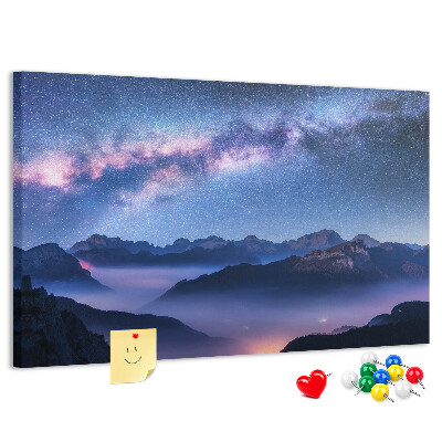 Bacheca in sughero con stampa cielo notturno sopra un paesaggio montano