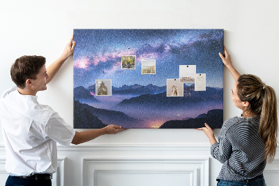 Bacheca in sughero con stampa cielo notturno sopra un paesaggio montano