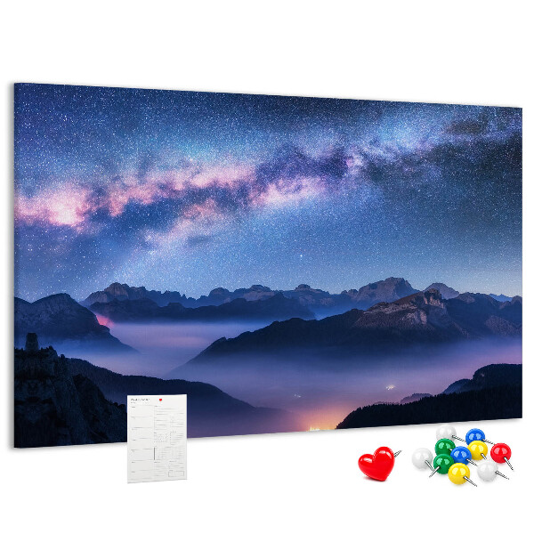 Bacheca in sughero con stampa cielo notturno sopra un paesaggio montano