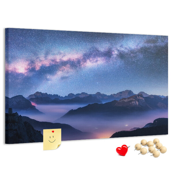 Bacheca in sughero con stampa cielo notturno sopra un paesaggio montano