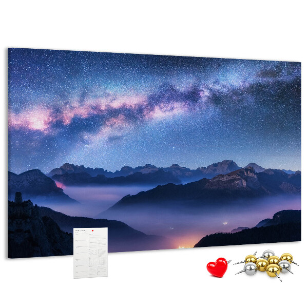 Bacheca in sughero con stampa cielo notturno sopra un paesaggio montano