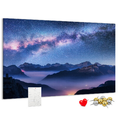 Bacheca in sughero con stampa cielo notturno sopra un paesaggio montano