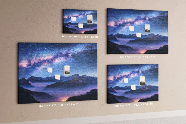 Bacheca in sughero con stampa cielo notturno sopra un paesaggio montano