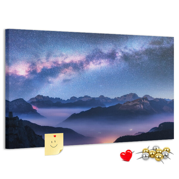 Bacheca in sughero con stampa cielo notturno sopra un paesaggio montano