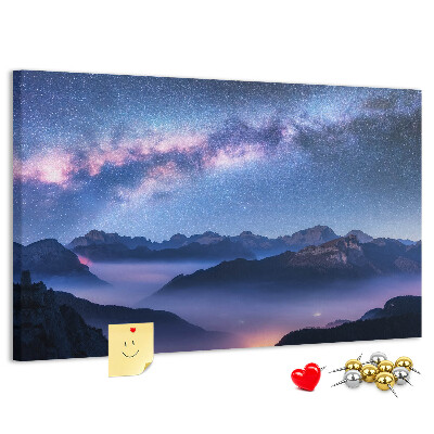 Bacheca in sughero con stampa cielo notturno sopra un paesaggio montano
