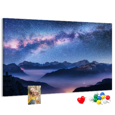 Bacheca in sughero con stampa cielo notturno sopra un paesaggio montano
