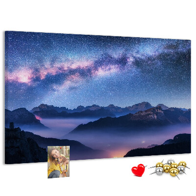 Bacheca in sughero con stampa cielo notturno sopra un paesaggio montano