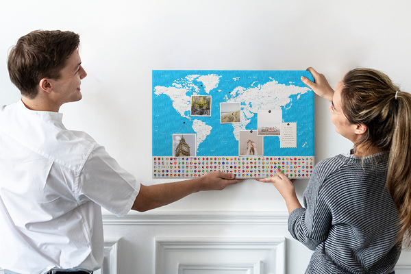 Bacheca in sughero mappa del mondo colorata con bandiere dei paesi