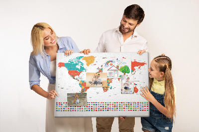 Lavagna di sughero mappa del mondo con le bandiere dei paesi