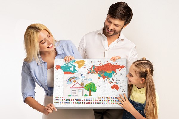 Lavagna di sughero mappa del mondo con le bandiere dei paesi