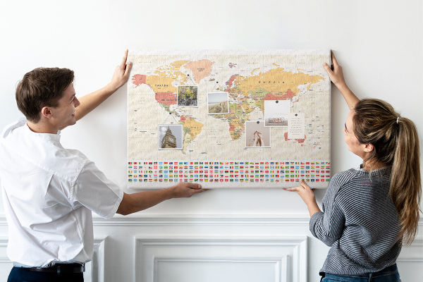 Lavagna di sughero mappa del mondo con bandiere nazionali colorate