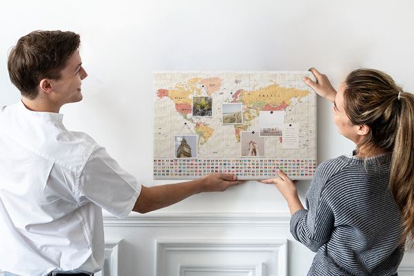 Lavagna di sughero mappa del mondo con bandiere nazionali colorate